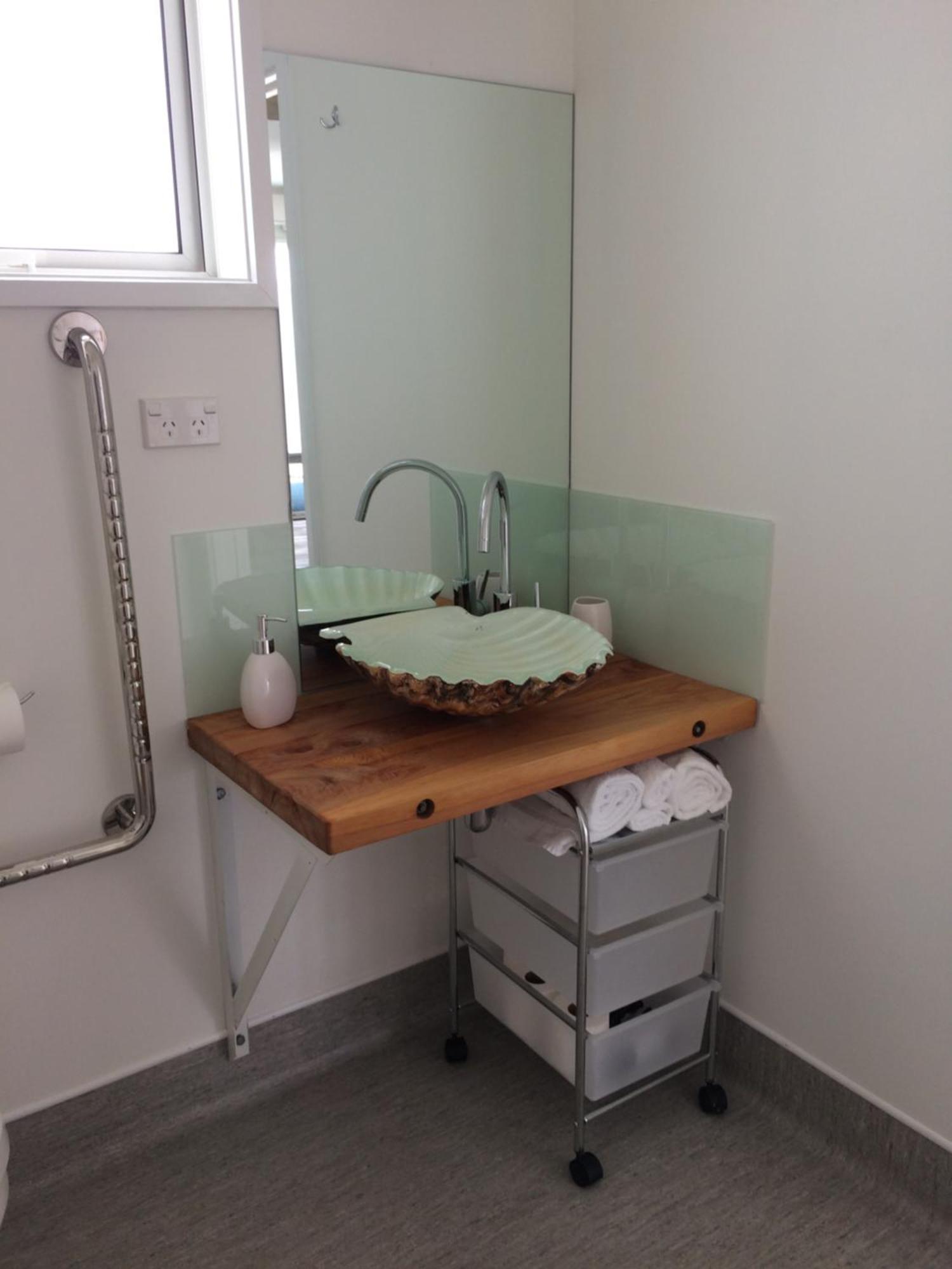 Leigh Central Chambre photo