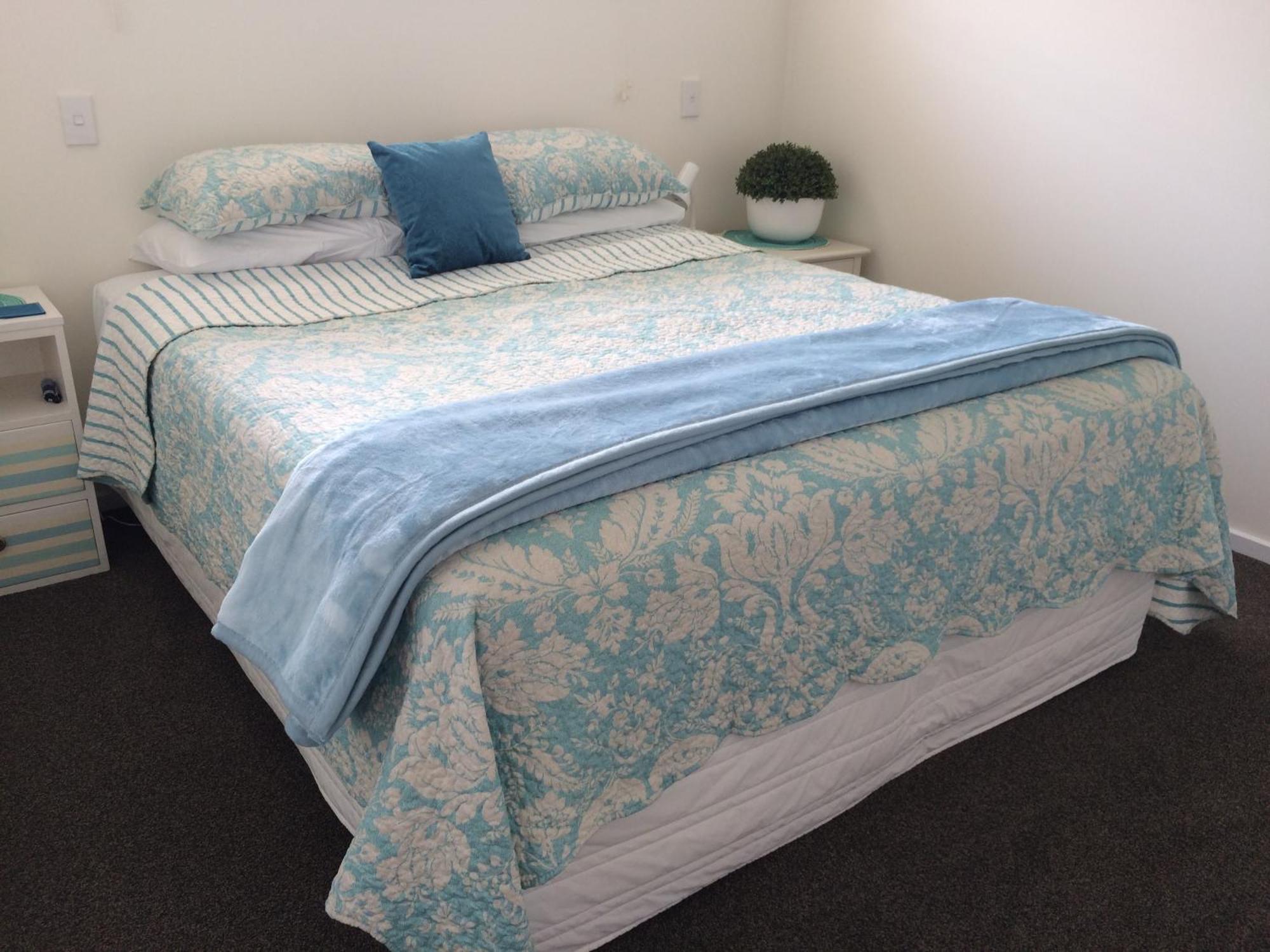 Leigh Central Chambre photo